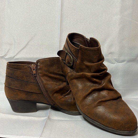 me Too Women’s Ankle Boots with Heel, Size 8, Cute design, Excellent Condition!! - Picture 2 of 4